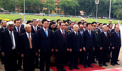 Các đồng chí lãnh đạo, nguyên lãnh đạo Đảng, Nhà nước tưởng nhớ các canh hùng, liệt sĩ. Ảnh: VGP/Nhật Bắc