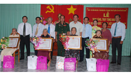 Ông Nguyễn Anh Tuấn, Ủy viên Ban Thường vụ, Trưởng Ban Tuyên giáo Tỉnh ủy cùng lãnh đạo tỉnh, huyện chụp hình lưu niệm với các “Bà mẹ Việt Nam Anh hùng”.