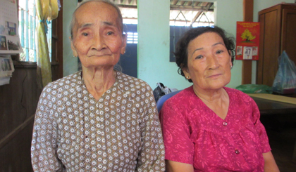  Mẹ Việt Nam Anh hùng  Nguyễn Thị Mỹ (trái)  và em gái út là Nguyễn Thị Việt Phương.