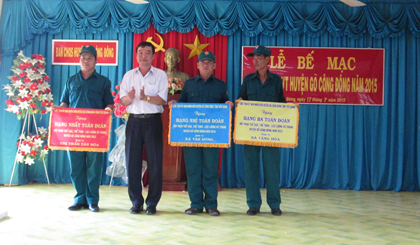 Ông Lê Hoàng Việt, Phó Chủ tịch UBND huyện trao Cờ cho các đơn vị đoạt giải  toàn đoàn.