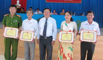 Ông Nguyễn Văn Hồng, Phó Bí thư Thành ủy Mỹ Tho trao Giấy khen  của UBND TP. Mỹ Tho cho 3 tập thể và 1 cá nhân có thành tích xuất sắc  trong phong trào “Toàn dân bảo vệ an ninh Tổ quốc” 10 năm qua.