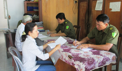 Công an xã ĐạoThạnh tiếp dân và giải quyết vi phạm hành chính.