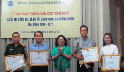 Trao giải cho các tác giả đoạt giải A trong lĩnh vực múa. Ảnh: Phương Thuý