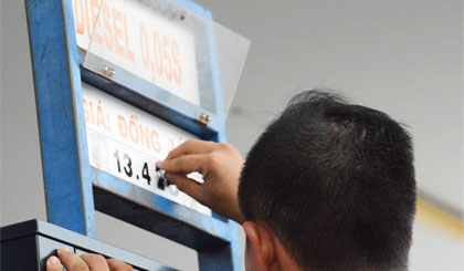 Nhân viên Petrolimex đang điều chỉnh giá bán xăng.