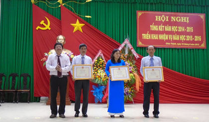 Tập thể và cá nhân nhận Bằng khen của Bộ Giáo dục và Đào tạo.