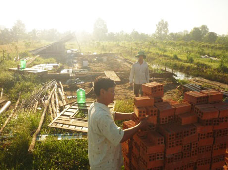 Anh Đầy mua vật tư chuẩn bị cất lại nhà.