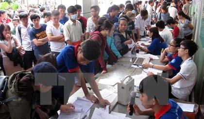 Thí sinh đến rút, nộp hồ sơ xét tuyển nguyện vọng 1 ở Trường Đại học Công Nghiệp Thành phố Hồ Chí Minh sáng 20-8. Ảnh: Phương Vy/TTXVN