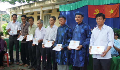 Biểu dương các gia đình văn hóa tiêu biểu ở ấp Hiệp Quới, xã Hiệp Đức, huyện Cai Lậy.