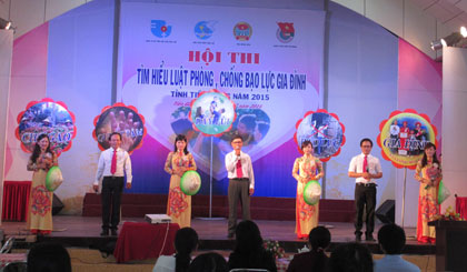 Một cảnh trong phần thi “Tự giới thiệu” của đơn vị huyện Chợ Gạo được dàn dựng khá công phu.
