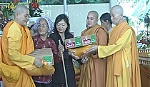 Huyện Cái Bè: Tặng quà cho hộ nghèo