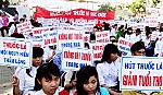 Hút thuốc lá trong bệnh viện: Cấm nhưng vẫn vô tư hút