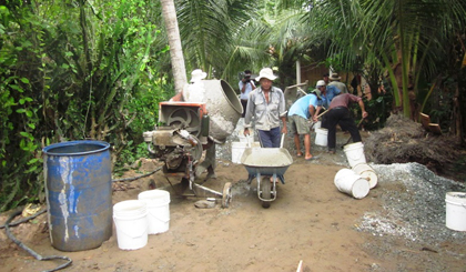 Nhiều tuyến đường giao thông nông thôn do nhân dân đồng sức đồng lòng xây dựng nên