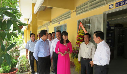 Lãnh đạo Tỉnh ủy đến thăm trường THCS Vĩnh Bình nhân dịp khai giảng năm học mới.