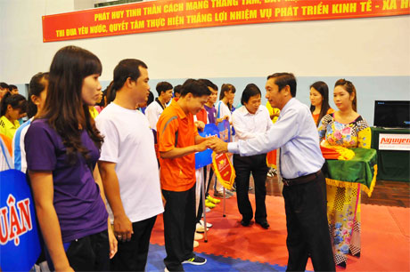 Ông Nguyễn Ngọc Minh, Giám đốc Sở Văn hóa, Thể thao và Du lịch, Trưởng ban tổ chức  trao Cờ lưu niệm cho các đoàn.