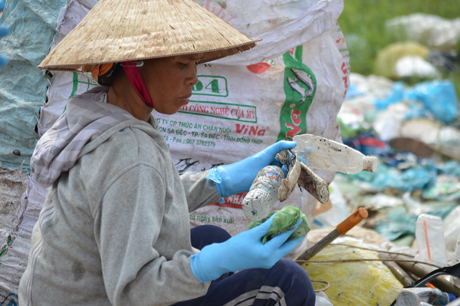 Dụng cụ lao động bảo hộ của họ chỉ là những đôi bao tay mỏng, mang đôi dép xốp hoặc đôi ủng để nhặt rác, trong khi đó dưới chân họ có cả những ống kim tiêm luôn chực chờ đe dọa.