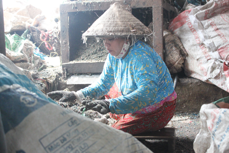 Chị Lý Thanh Thảo (ngụ xã Tân Lập) ngậm ngùi: “Sau tai nạn bị mất 1 chân, chị đành phải gắn bó với công việc nguy hiểm này”.