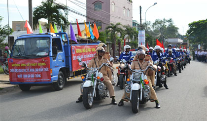 Tuần hành nhân Tháng ATGT.