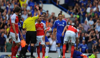 Cazorla lĩnh thẻ đỏ sau pha phạm lỗi với Fabregas. (Nguồn: DM)