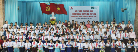 Bà Văn Thị Thanh Hà cùng Thạc sĩ Phạm Như Huynh  trao chứng chỉ Lớp Starters.