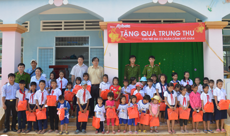 Đoàn tặng quà của Báo Ấp Bắc phối hợp với Phòng Cảnh sát PCCC&CNCH tặng quà trẻ em ở xã Tân Hòa Đông.