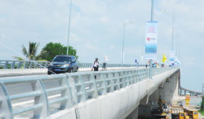 Cầu Mỹ Lợi. 					       Ảnh: Nguyễn Sự