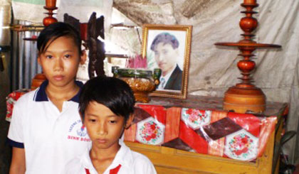 Hai cháu Anh Thư và Hoàng Minh bên di ảnh cha (cháu Hoa đi học chưa về).