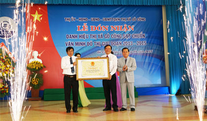 Ông Nguyễn Văn Khang, Chủ tịch UBND tỉnh trao Công nhận  TX. Gò Công đạt chuẩn Văn minh đô thị.