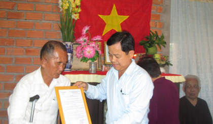 Đại diện chính quyền xã trao Quyết định tặng nhà tình nghĩa cho ông Ngà.
