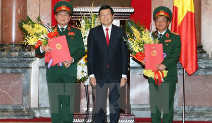 Chủ tịch nước Trương Tấn Sang chụp ảnh chung với hai Đại tướng Ngô Xuân Lịch và Đỗ Bá Tỵ tại lễ trao quyết định thăng quân hàm Đại tướng. (Ảnh: Nguyễn Khang/TTXVN)