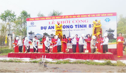Lãnh đạo tỉnh, huyện thực hiện nghi thức khởi công.