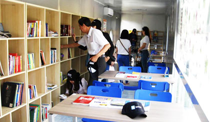 Bên trong thư viện Trường THCS Long Bình Điền.