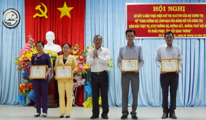 Ông Đoàn Văn Ngon, Phó Bí thư Thường trực Huyện ủy trao tặng Giấy khen của UBND huyện cho cá nhân.