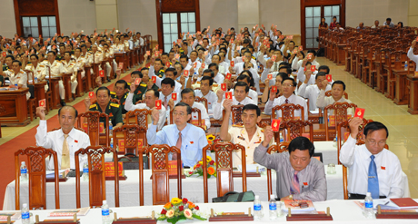 Các Đại Biểu biểu quyết đoàn chủ tịch, ban thư ký, ban thẩm tra tư cách đại hội. 
