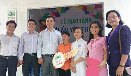 mẹ con chị Huỳnh Ngọc Anh đón nhận căn nhà từ chương trình