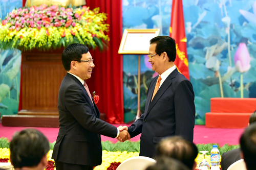 Thủ tướng Nguyễn Tấn Dũng chúc mừng Phó Thủ tướng, Bộ trưởng Bộ Ngoại giao Phạm Bình Minh về những thành tích mà ngành Ngoại giao đã đạt được trong thời gian qua. Ảnh: VGP/Nhật Bắc. 