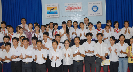 Lễ trao học bổng Chắp cánh ước mơ.