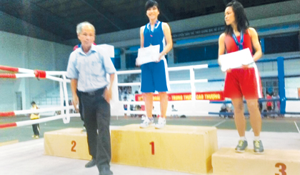 VĐV Lê Thị Ngọc Hân, HC Vàng Giải Vô địch trẻ và Vô địch toàn quốc Kick-boxing năm 2015.