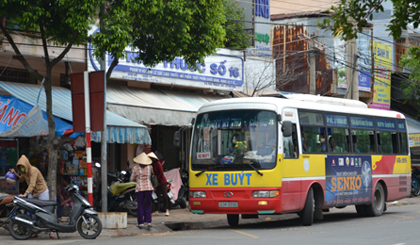 Xe buýt đón khách. Ảnh: Tuấn Lâm