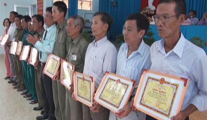 Ông Nguyễn Hữu Lộc (thứ nhất bên phải) nhận Giấy khen về thành tích xuất sắc trong phong trào Toàn dân bảo vệ an ninh Tổ quốc do CA tỉnh tặng (tại Ngày hội phong trào Toàn dân bảo vệ an ninh Tổ quốc).