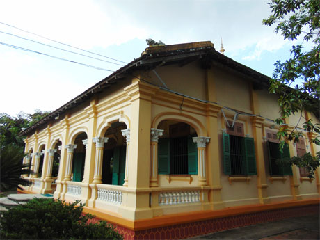 Ngôi nhà cổ của ông Ba Đức được xây dựng từ năm 1850 giữa khu vườn rộng hơn 2 ha, mang vẻ đẹp của kiến trúc Đông - Tây kết hợp. 