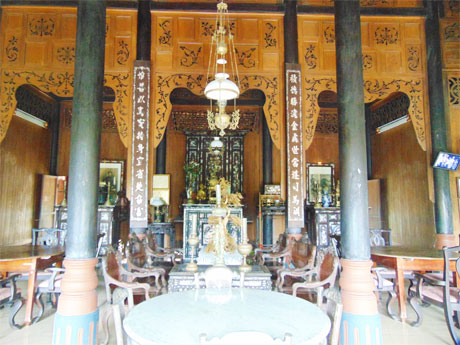 Chính giữa gian nhà trước của ông Ba Đức có 4 cột tròn bằng gỗ căm xe càng làm nổi bật sự vững chắc và trường tồn của ngôi nhà. Với lối kiến trúc độc đáo, nhà cổ ông Ba Đức đã được công nhận là Di tích cấp tỉnh và là điểm tham quan du lịch homestay hấp dẫn du khách quốc tế.