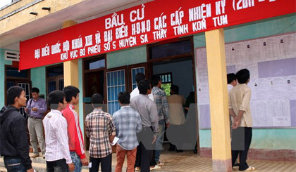 Cử tri ở xã biên giới Mô Rai, huyện Sa Thầy bỏ phiếu Bầu cử Quốc hội khóa XIII. Ảnh: Trần Lê Lâm/TTXVN