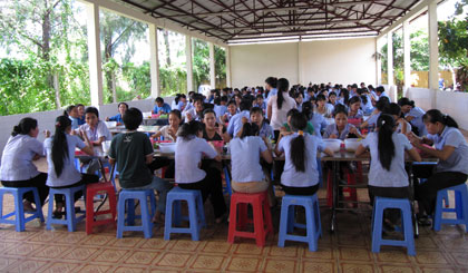 Một bữa ăn tập thể của công nhân (ảnh chỉ mang tính minh họa).