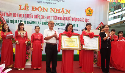 Ông Đoàn Văn Chính, Chánh Thanh tra Sở Giáo dục - Đào tạo và bà Nguyễn Thị Lan, Phó Bí thư Thành ủy Mỹ Tho trao Bằng công nhận cho Ban Giám hiệu Trường Mầm non Hoa ­Hồng.