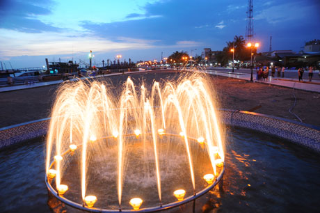 Hệ thống đèn với 128 trụ đèn chiếu sáng và 75 trụ đèn trang trí đã tô điểm thêm cho bức tranh sông nước về đêm của Mỹ Tho thêm lung linh sắc màu. Trong ảnh: Một góc công viên của bờ kè.