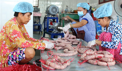 Lạp xưởng được cho vào ruột heo và chia thành từng khúc nhỏ.