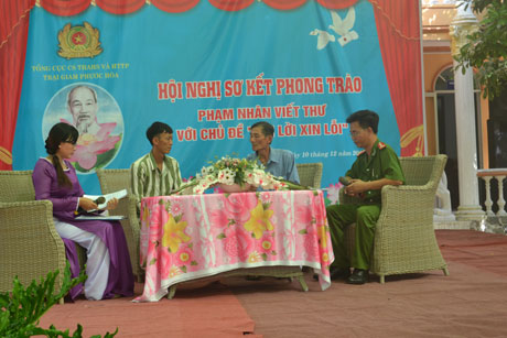 Sinh hoạt giao lưu giữa ông Võ Chí Thanh (gia đình bị hại) và phạm nhân Lương Tiến Pháp.