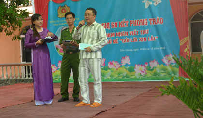 Phạm nhân Bùi Văn Vũ đọc thư “Gởi lời xin lỗi” của mình với người bị hại  là chị Võ Thị Sang. 