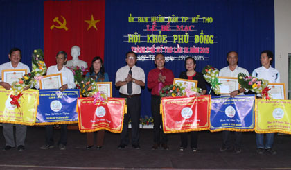 Ban tổ chức trao giải toàn đoàn