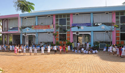 Trẻ vui chơi trong sân trường.
